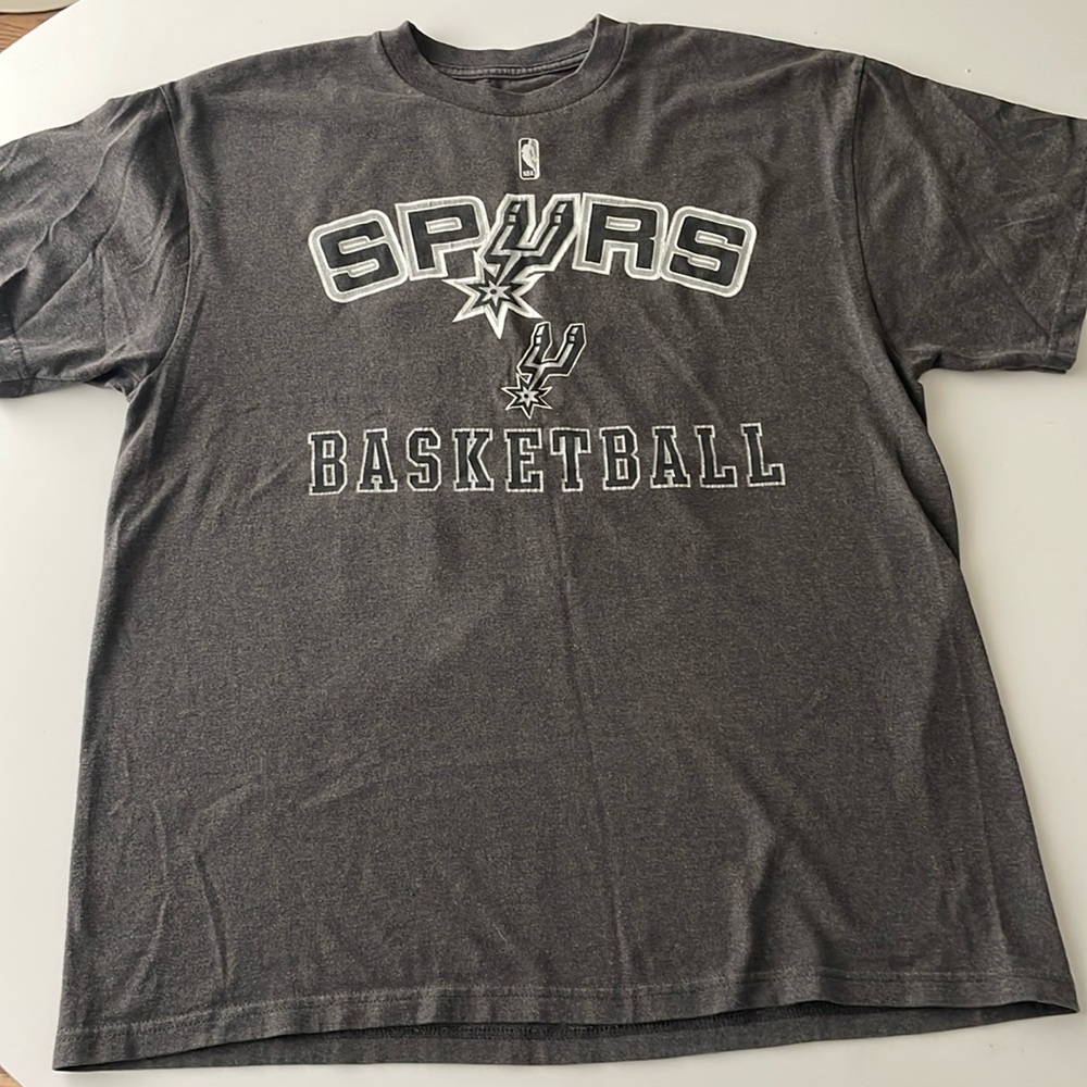 Spurs grey tshirt with Tim Duncan 21 on back